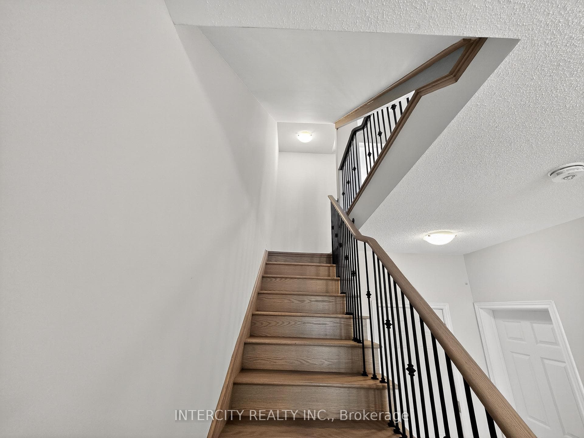 100 Grassbank Road photo 9