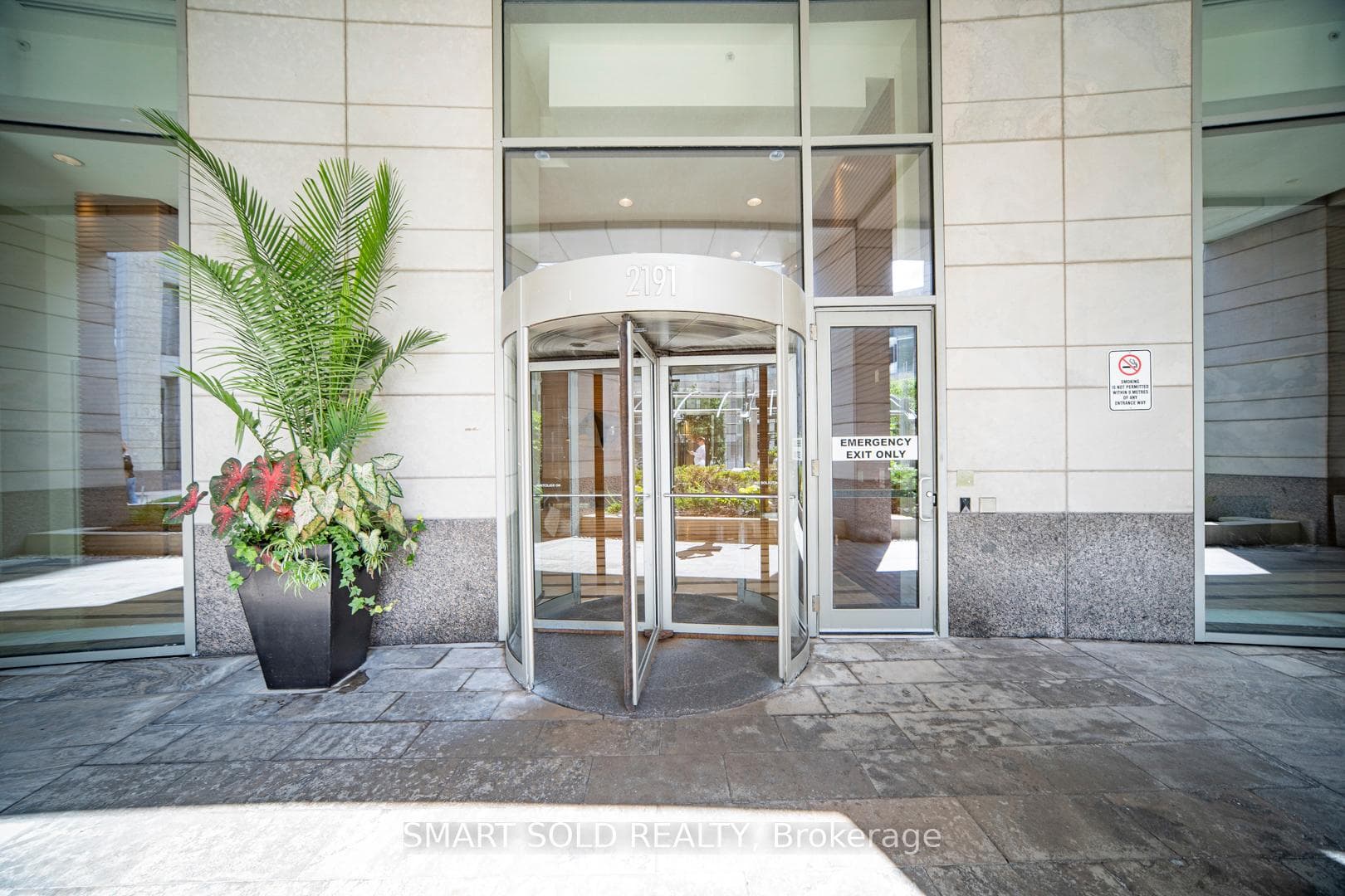 2191 Yonge Street Unit 901 photo 4