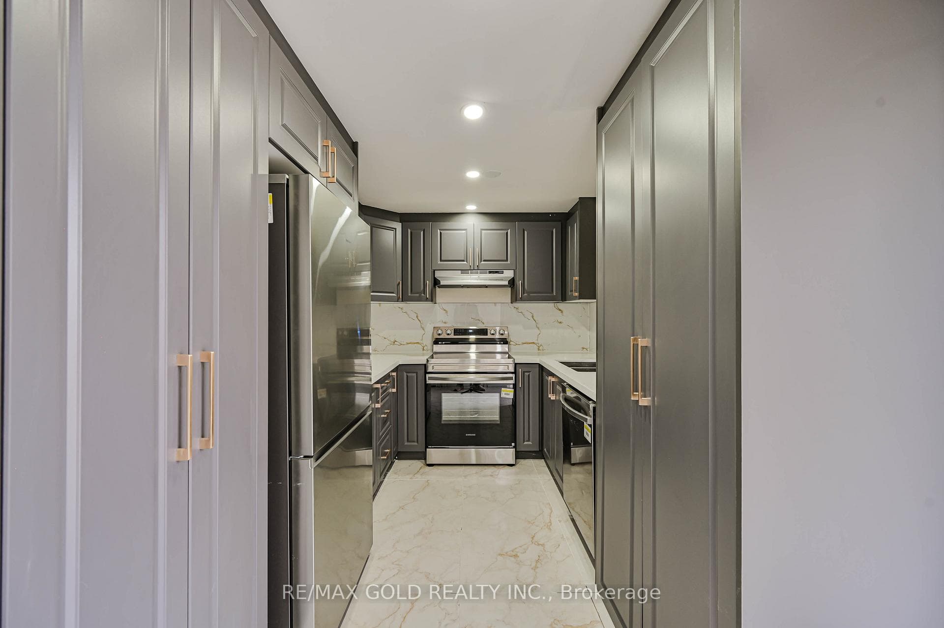 7755 Priory Crescent photo 11