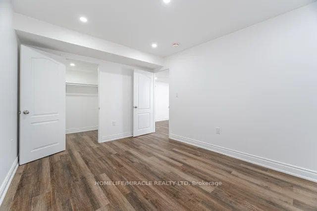 84 Roulette Crescent photo 46