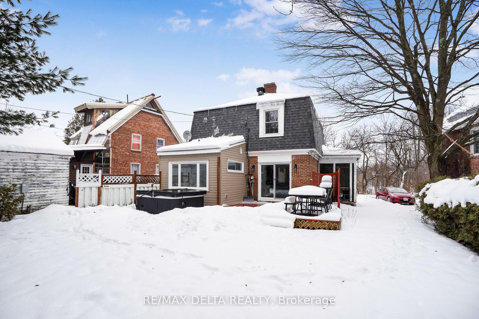 554 Allan Street photo 4