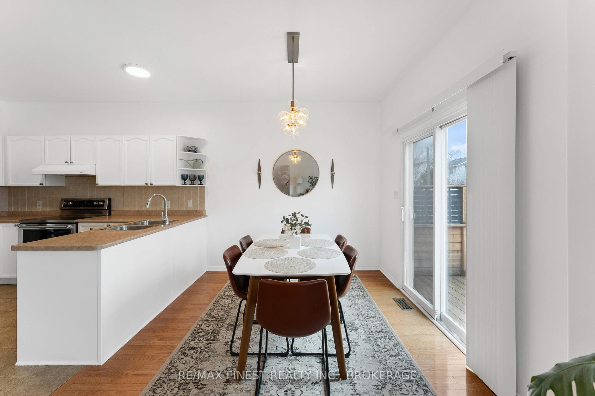 1042 Rainbow Crescent photo 12