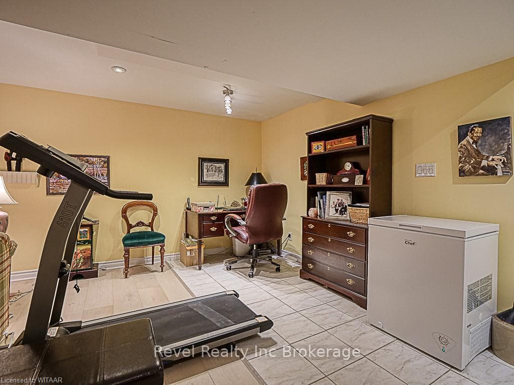 735 GARDEN COURT Crescent photo 25