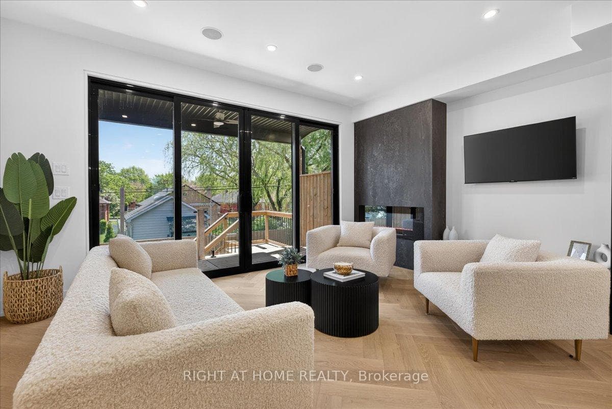 15B ROSEMEADE Avenue photo 12