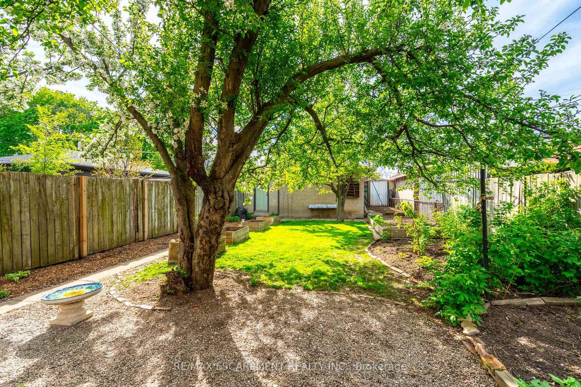 143 Wentworth Street photo 37