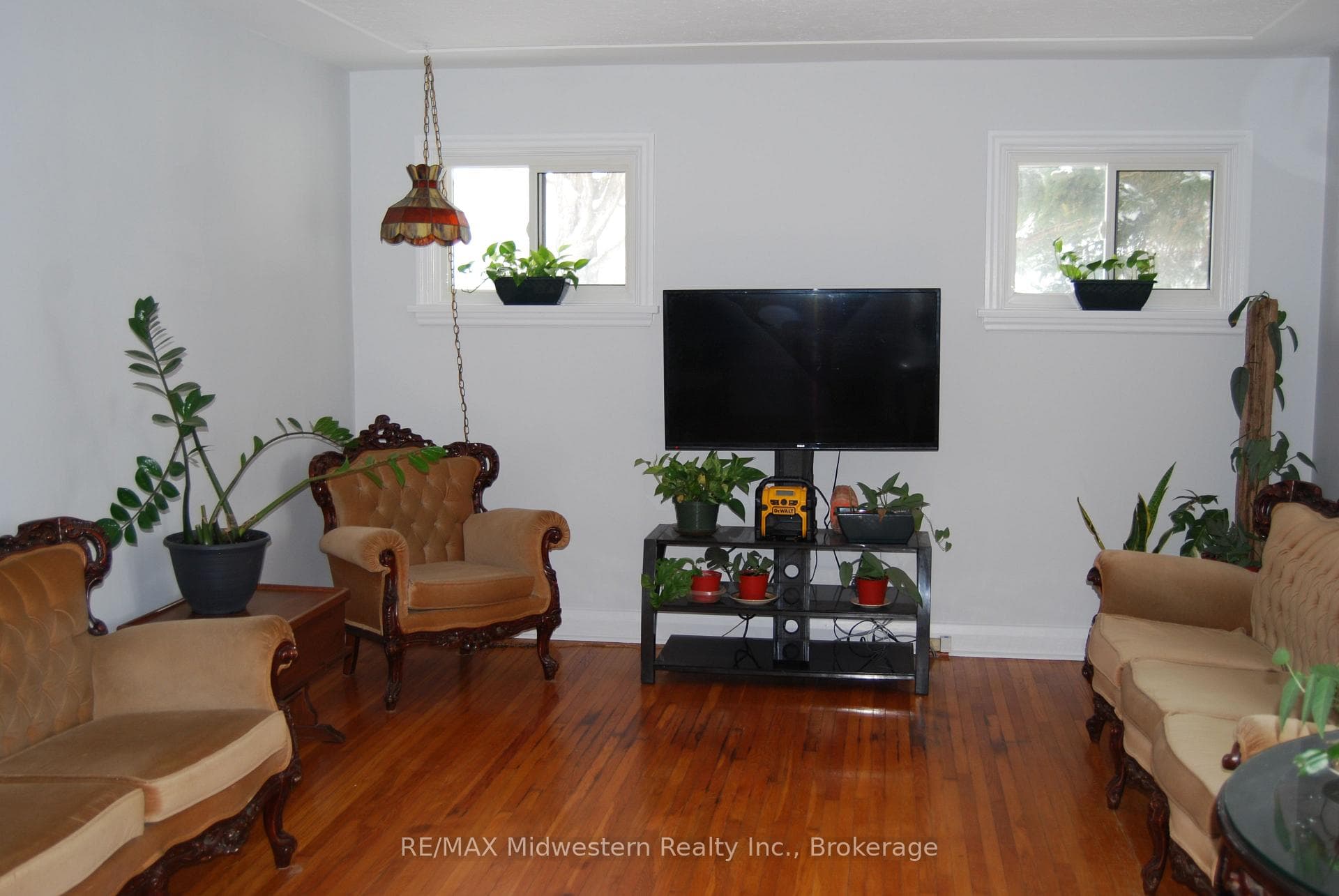 281 Elora Street photo 5
