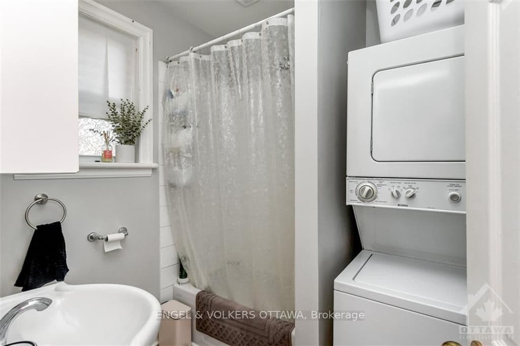 390 MACKAY Street photo 17