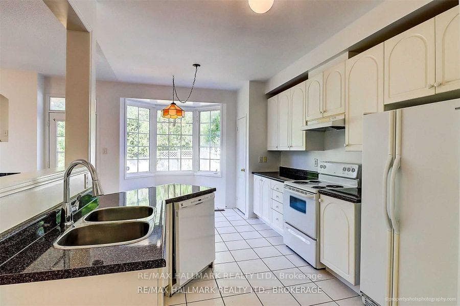 163 Fairlane Crescent photo 12