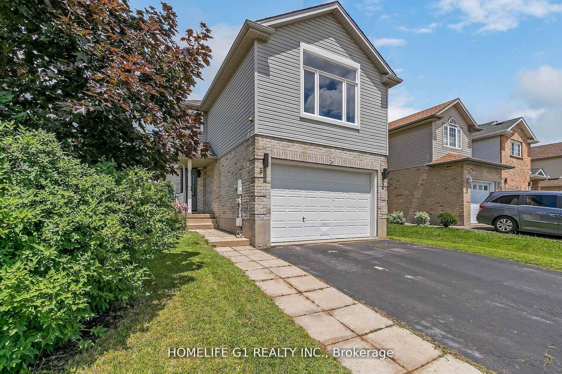 5 Chateau Crescent photo 2