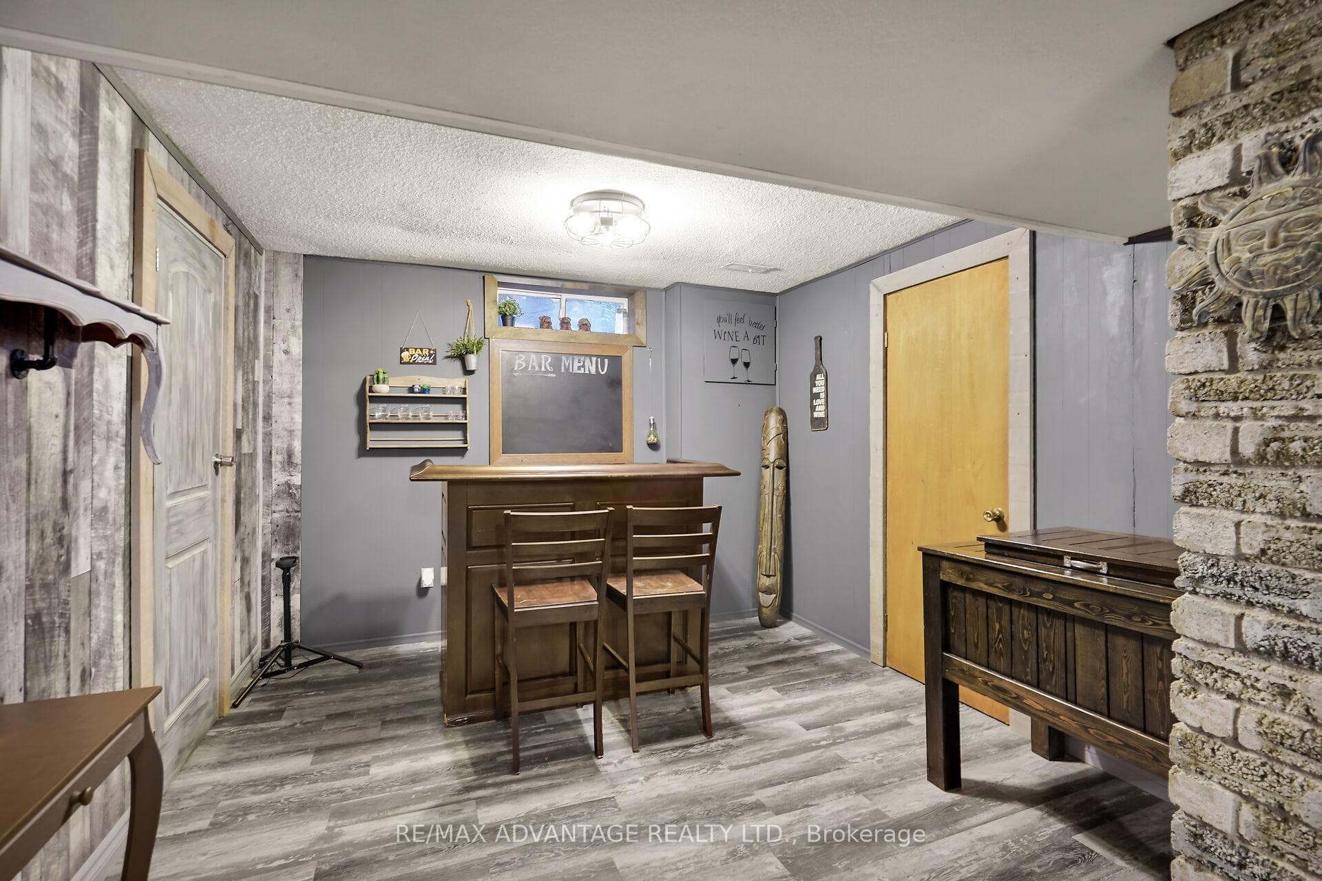 443 Sandringham Crescent photo 34