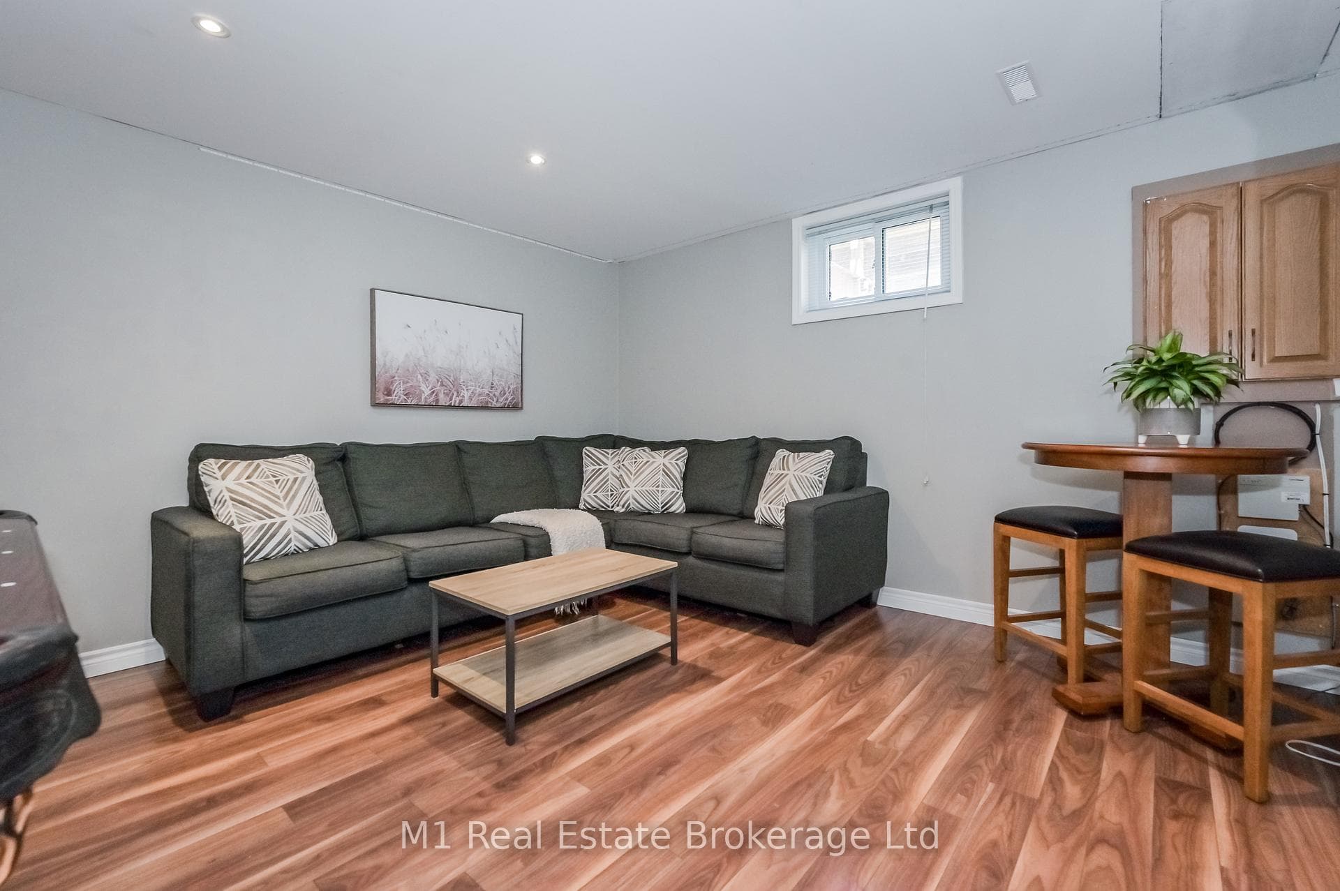 335 Elora Street photo 35