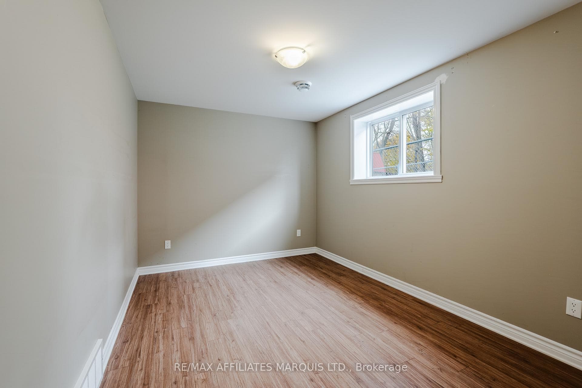 660 Hamilton Crescent photo 30