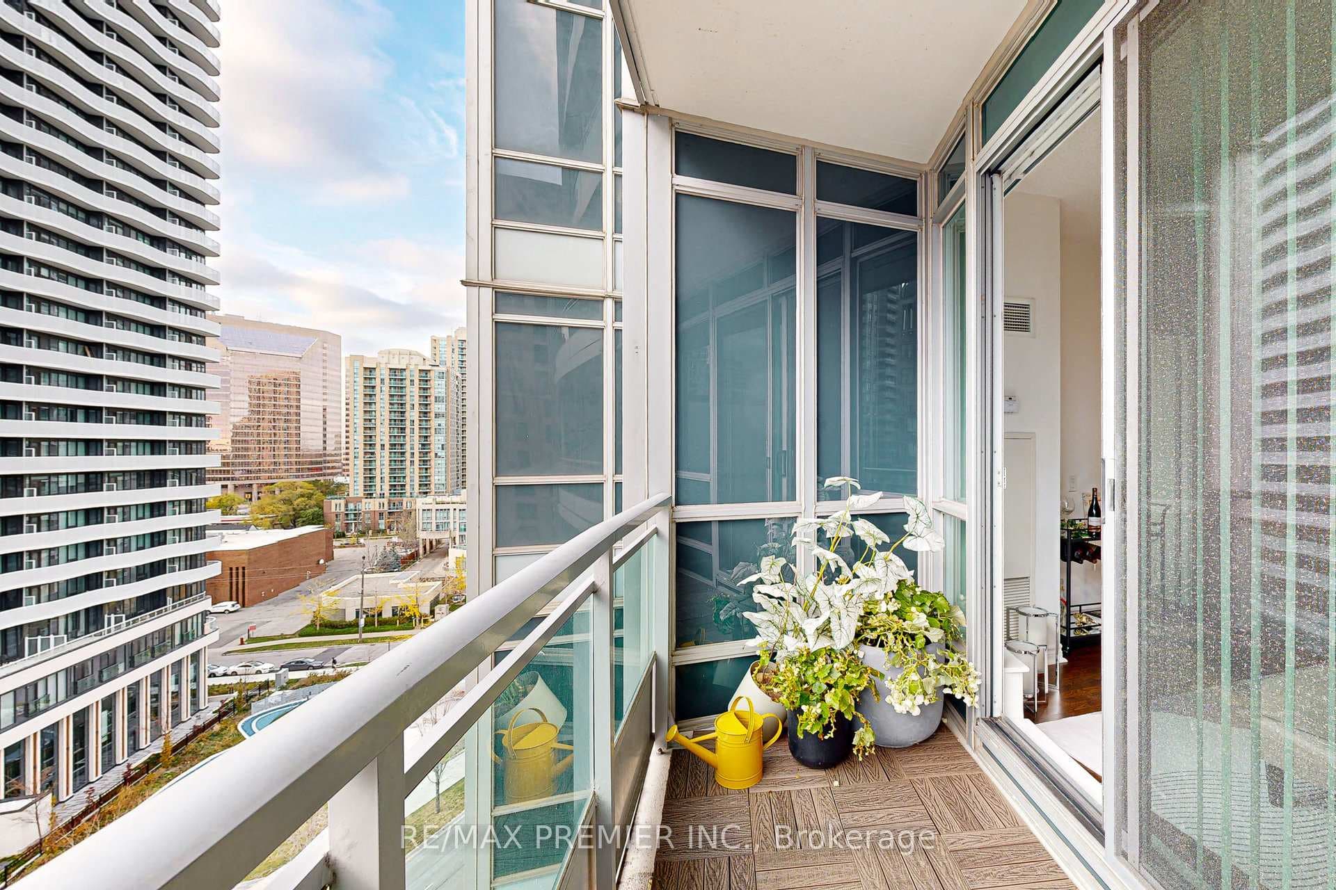 ENJOY SUN/SUNSET ON WEATHER RESISTANT TILED DECK