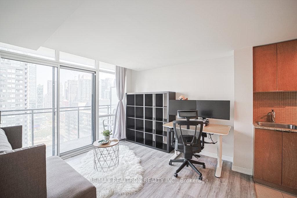 15 FORT YORK Boulevard Unit 2705 photo 18
