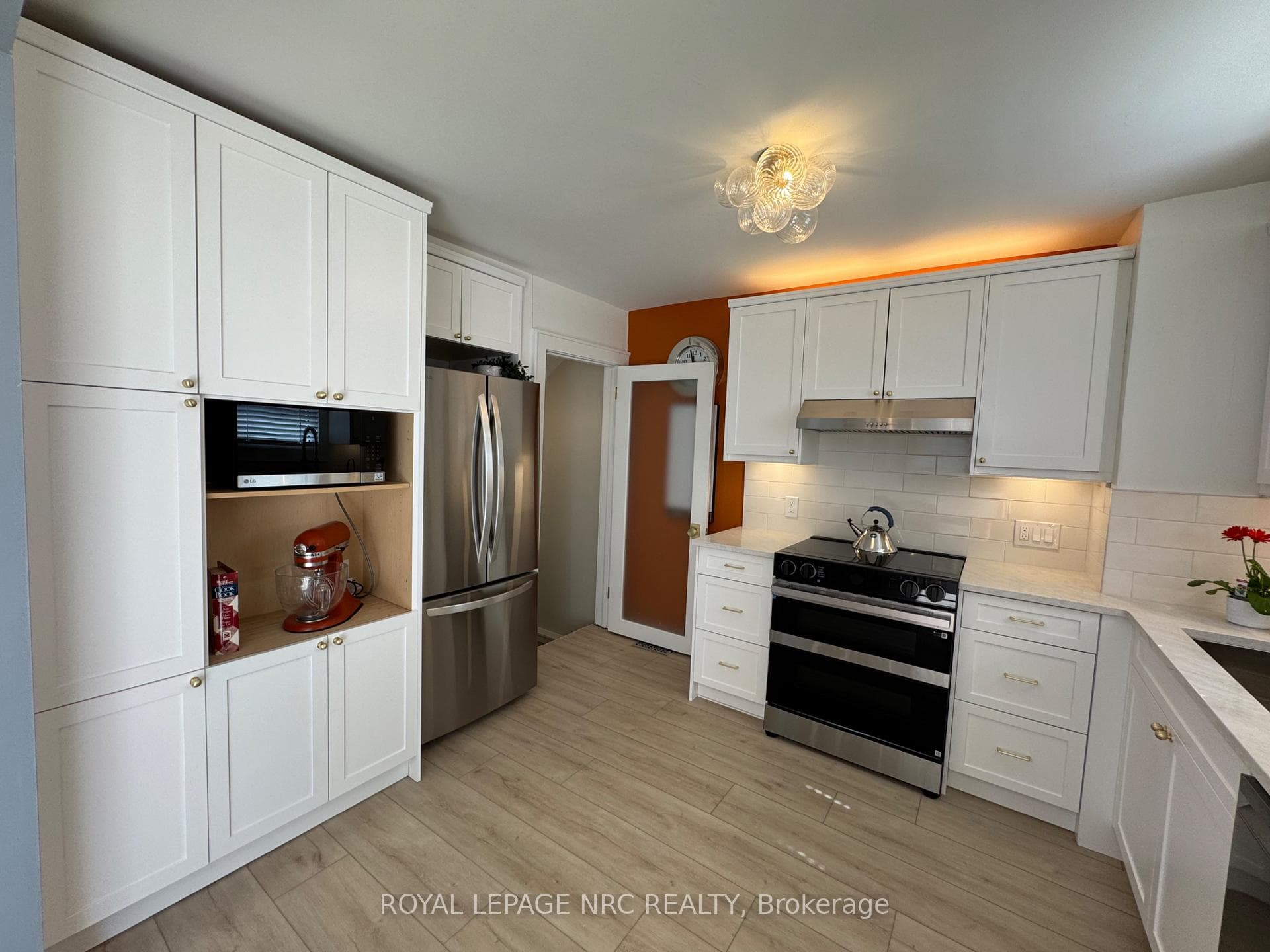 Kitchen w/Pantry