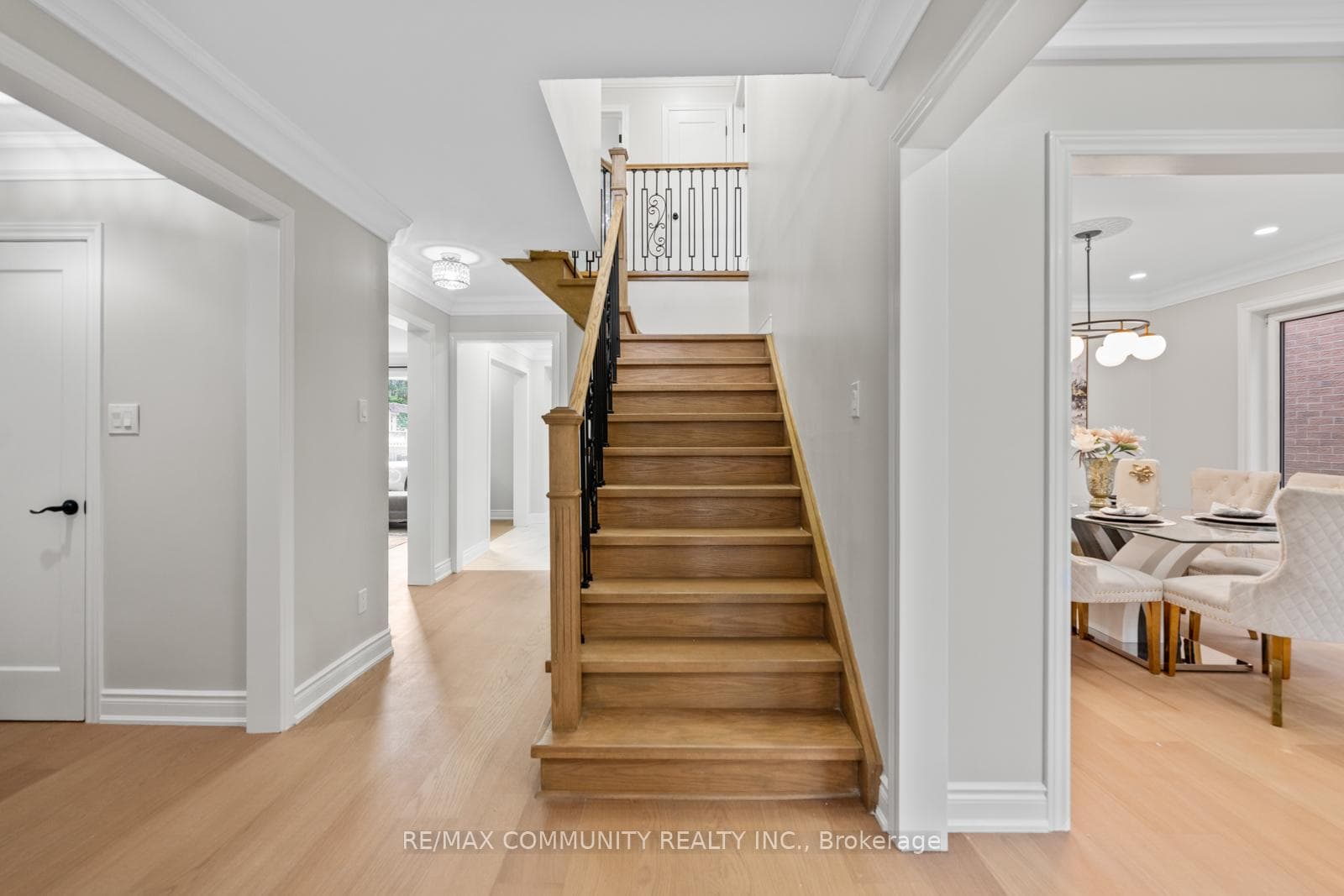 2483 Linwood Street photo 4