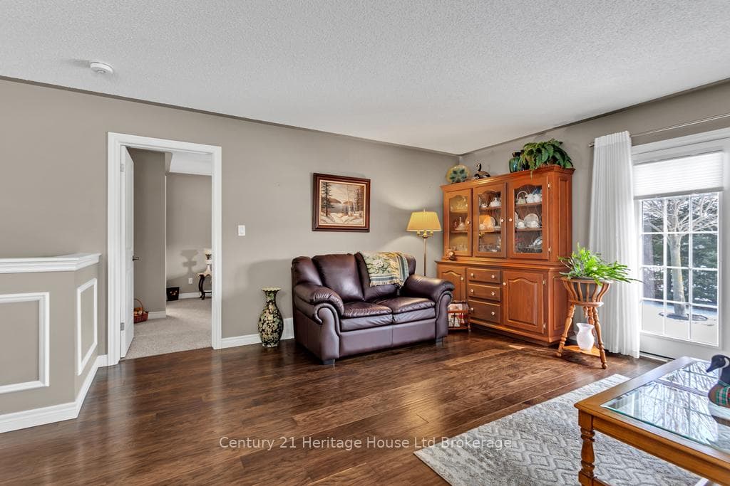 20 Hogarth Drive photo 4