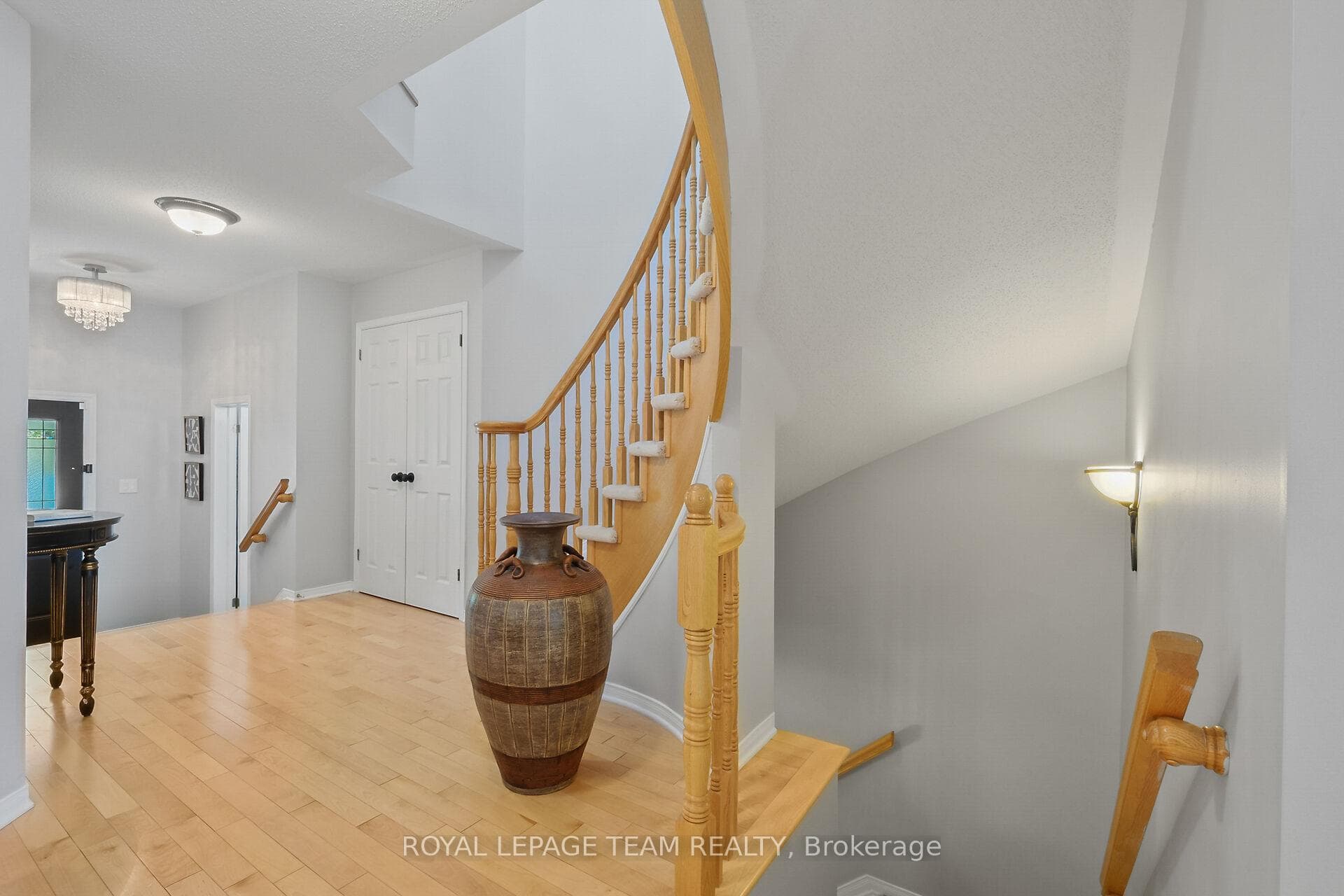 2072 Dunollie Crescent photo 36