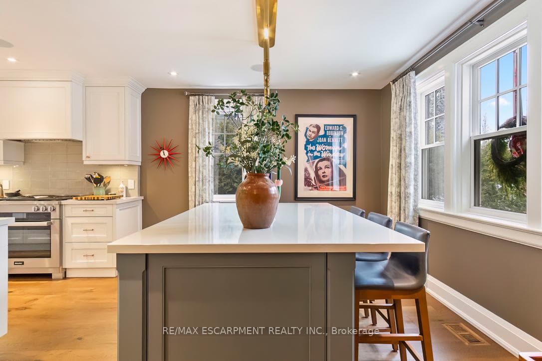 534 Emerald Street photo 6