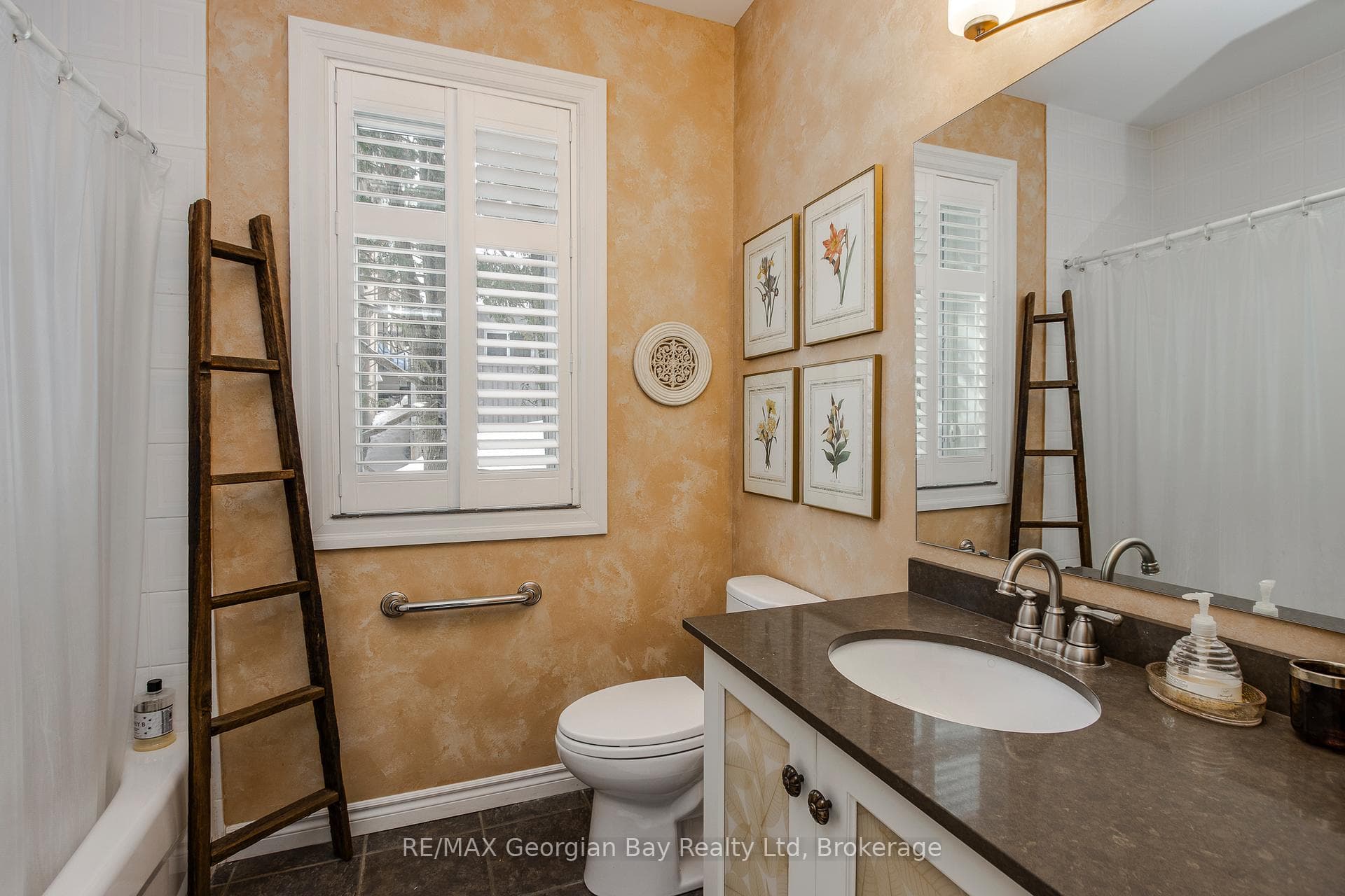 Lower level 4 pc bath