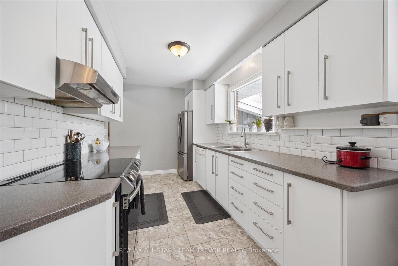 76 Brook Crescent photo 6