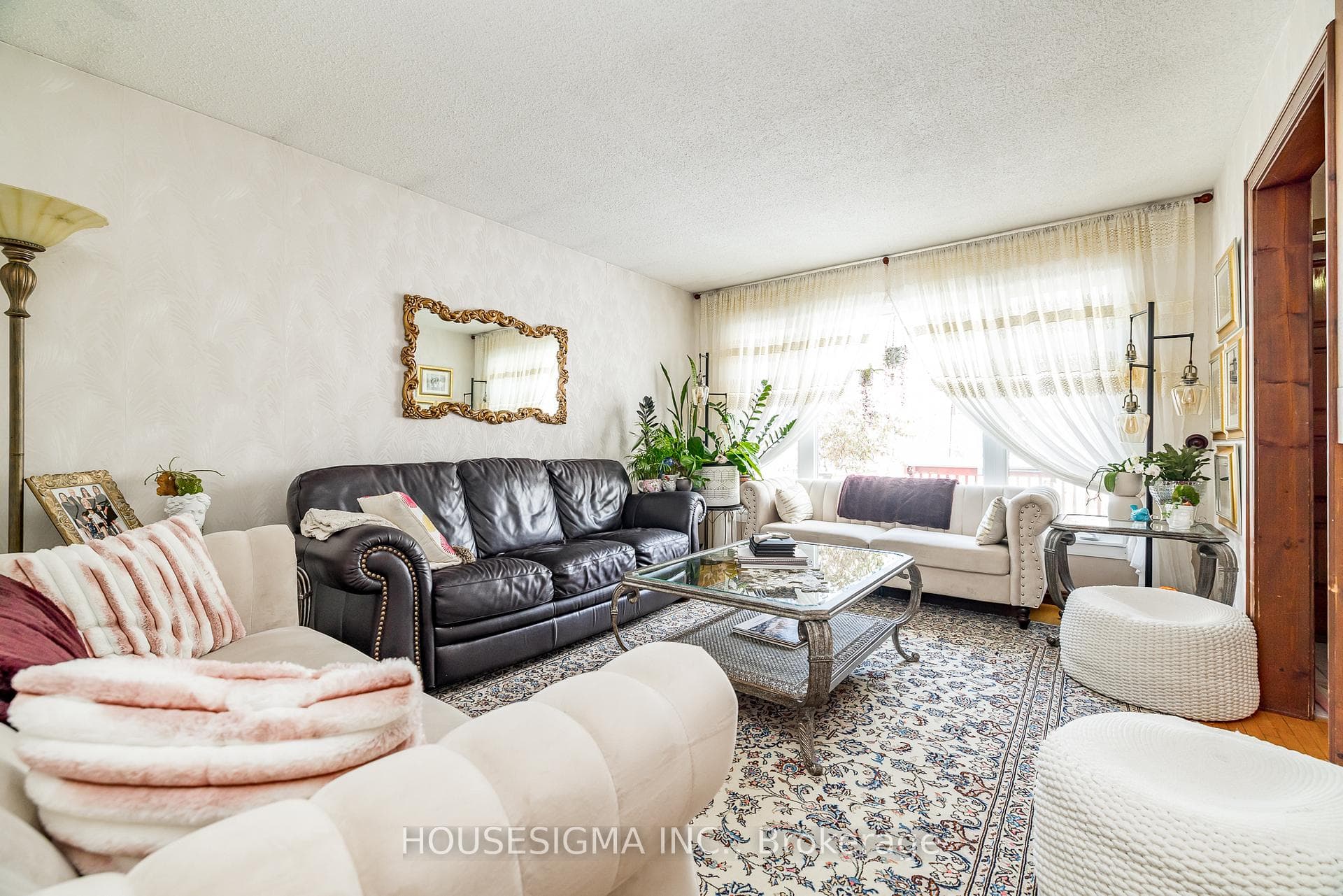 994 Charlton Drive photo 4
