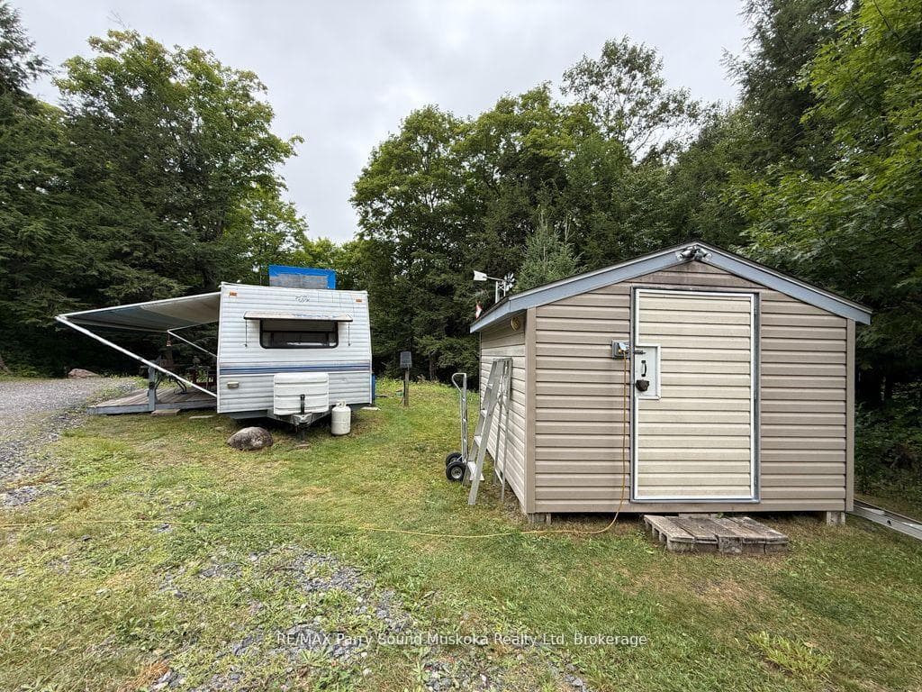 335 Centre Road photo 11