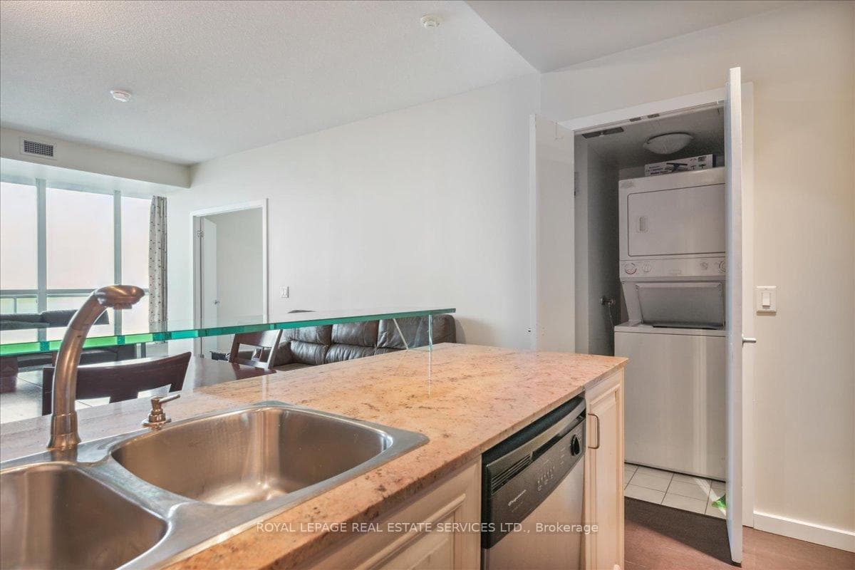 218 Queens Quay Unit 1007 photo 18