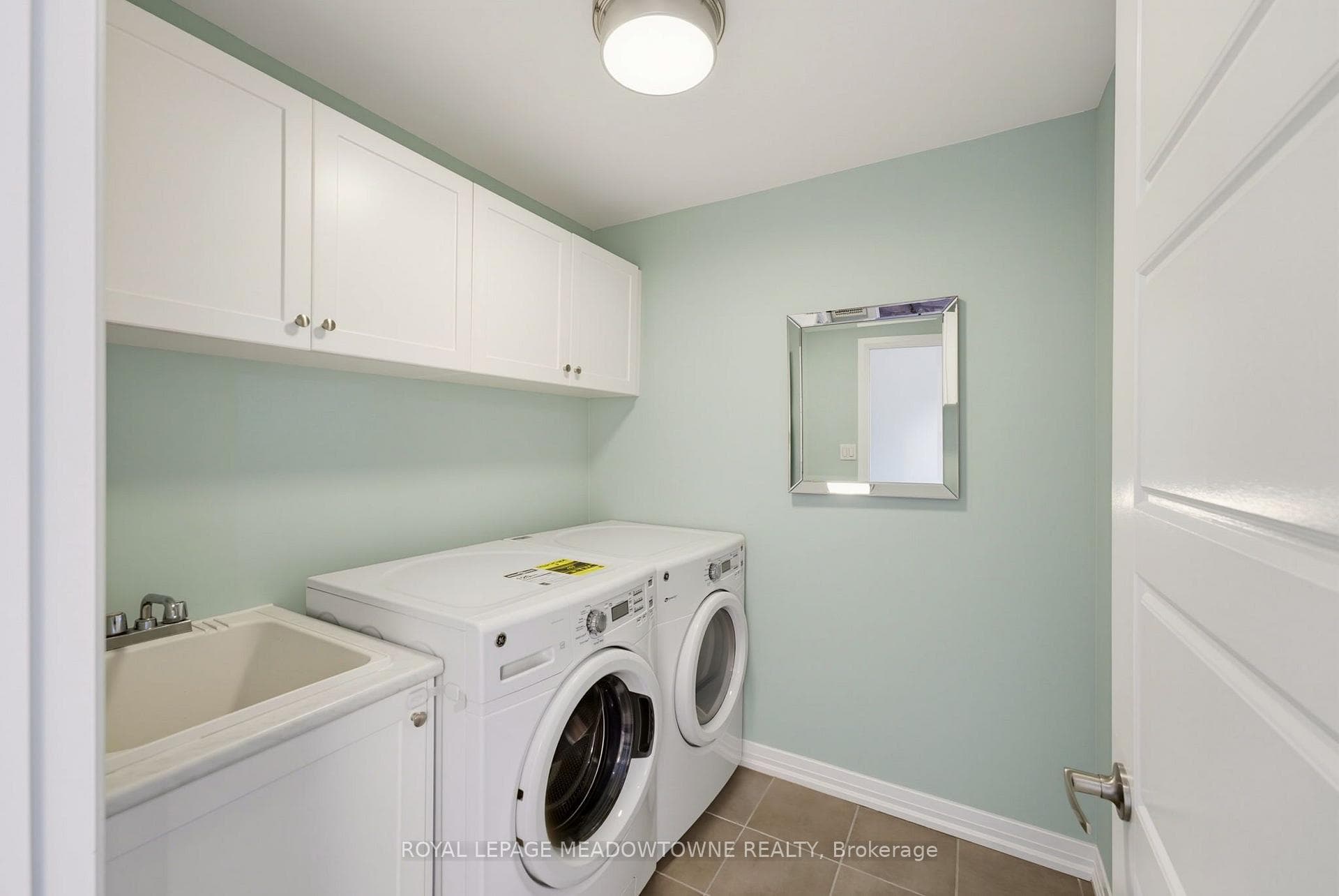 779 Banks Crescent photo 25