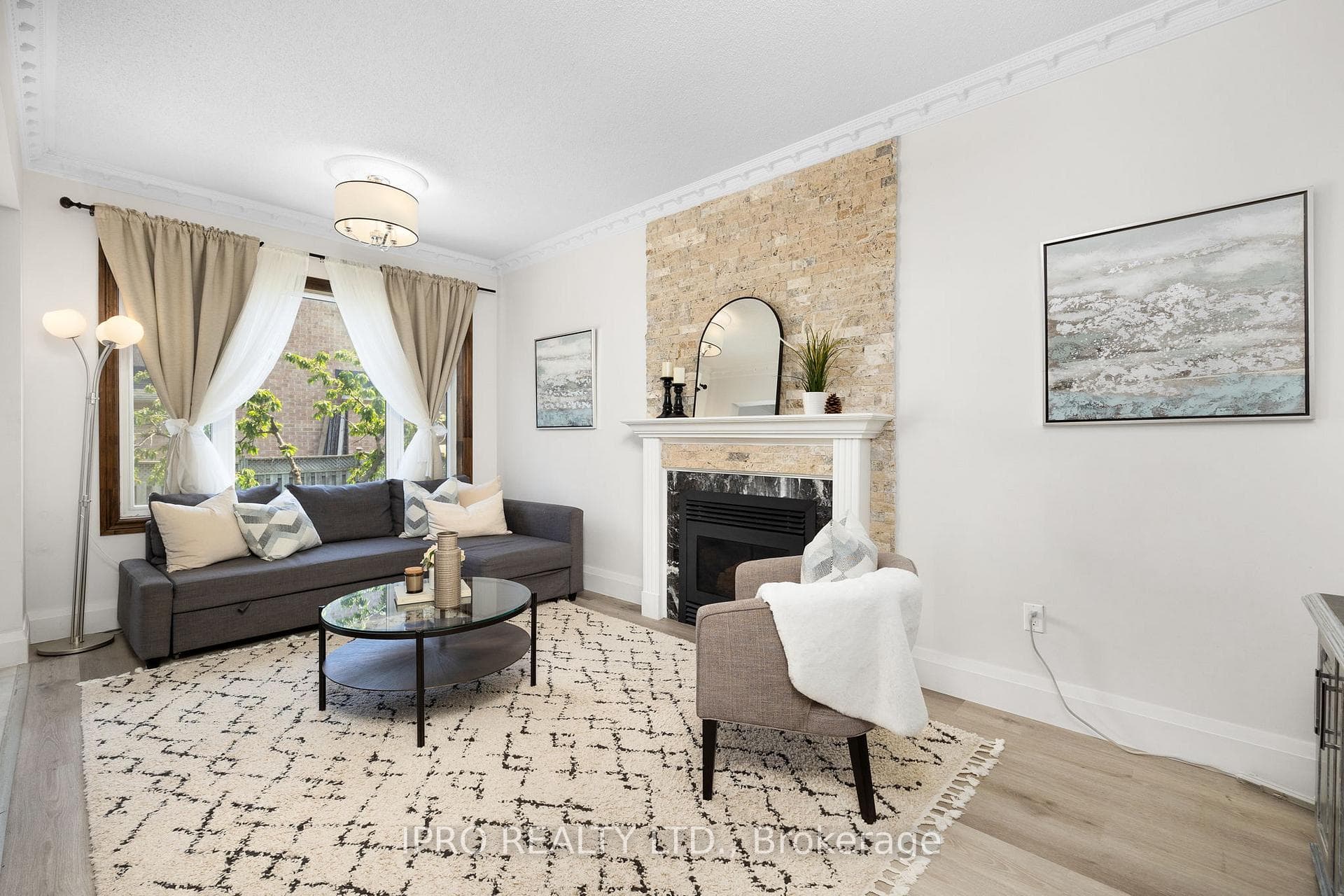 1 Adamson Close photo 16