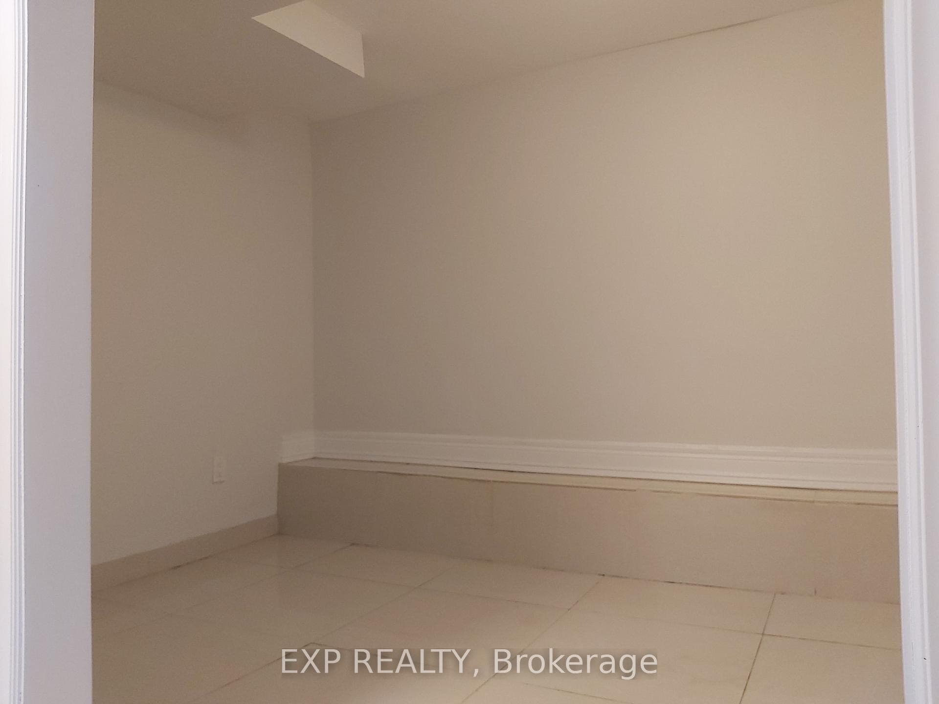 801 Pape Avenue Unit Lower photo 5