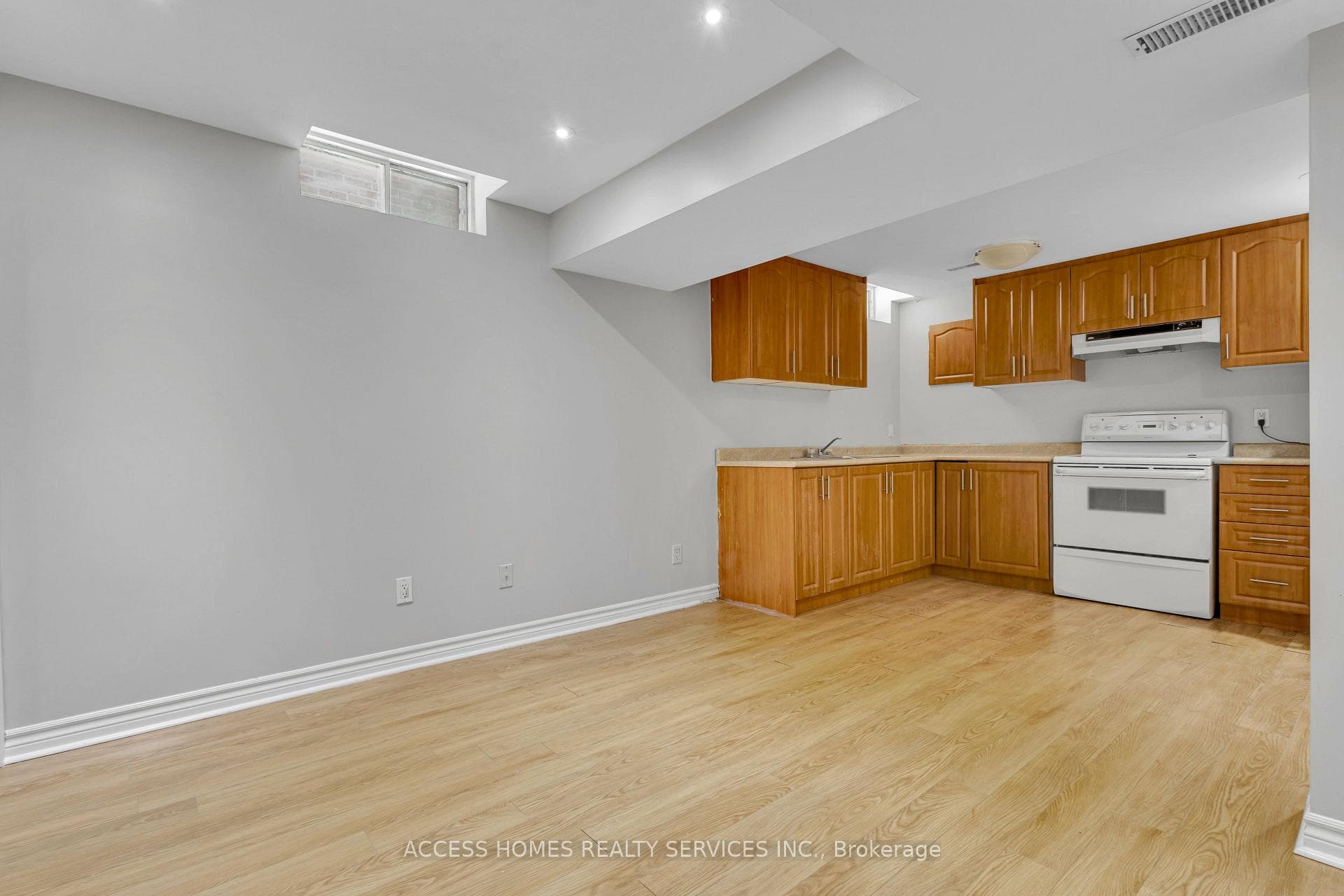 112 Banting Crescent photo 32