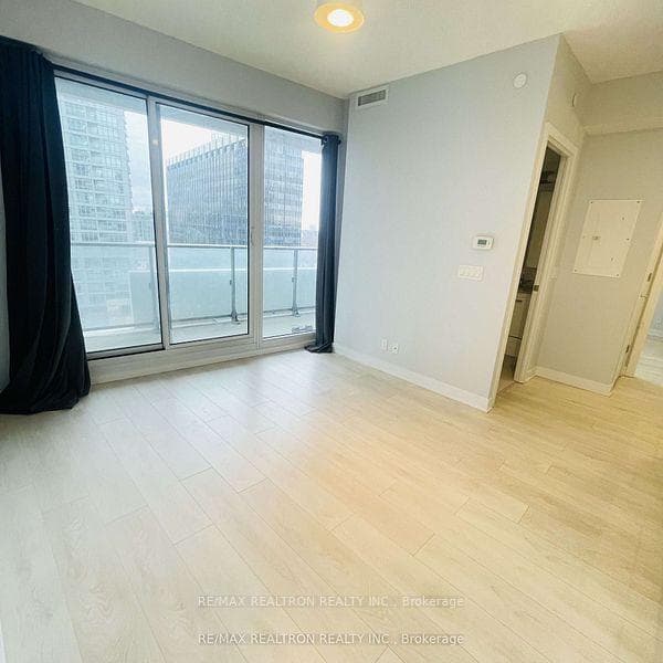 2221 Yonge Street Unit 1007 photo 3