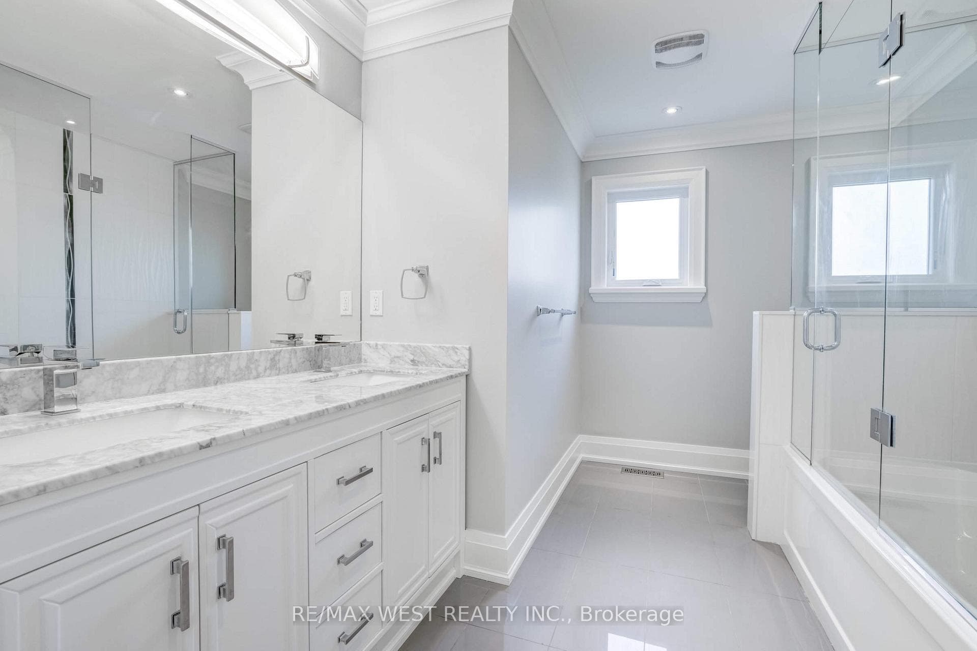 352B Lawrence Avenue photo 14