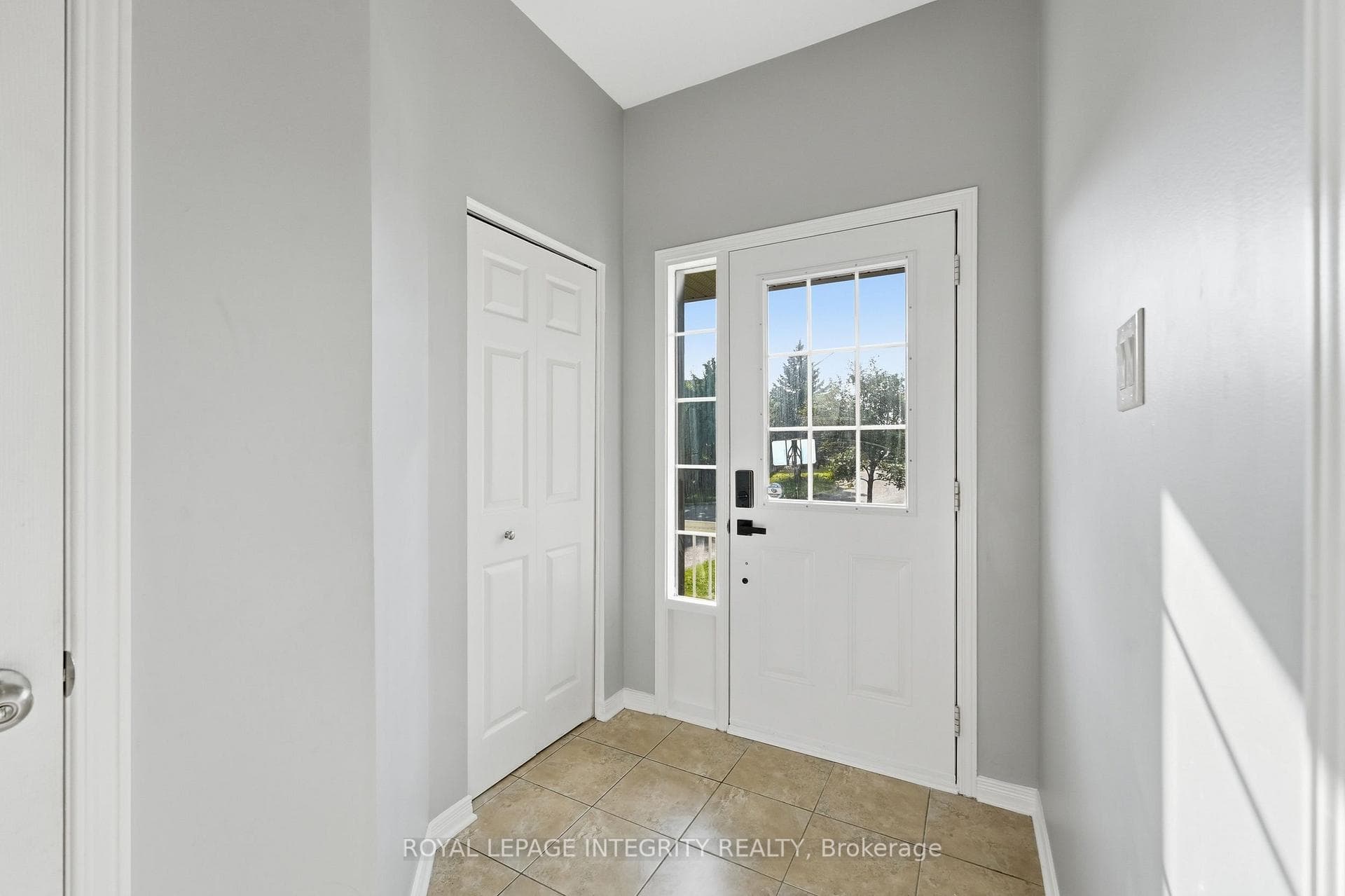 300 Rolling Meadow Crescent photo 2