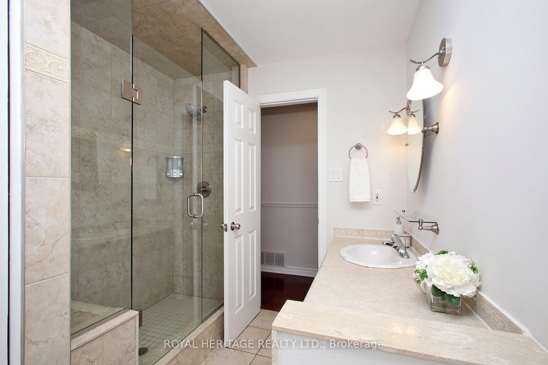 Main Bathroom w Washer/Dryer