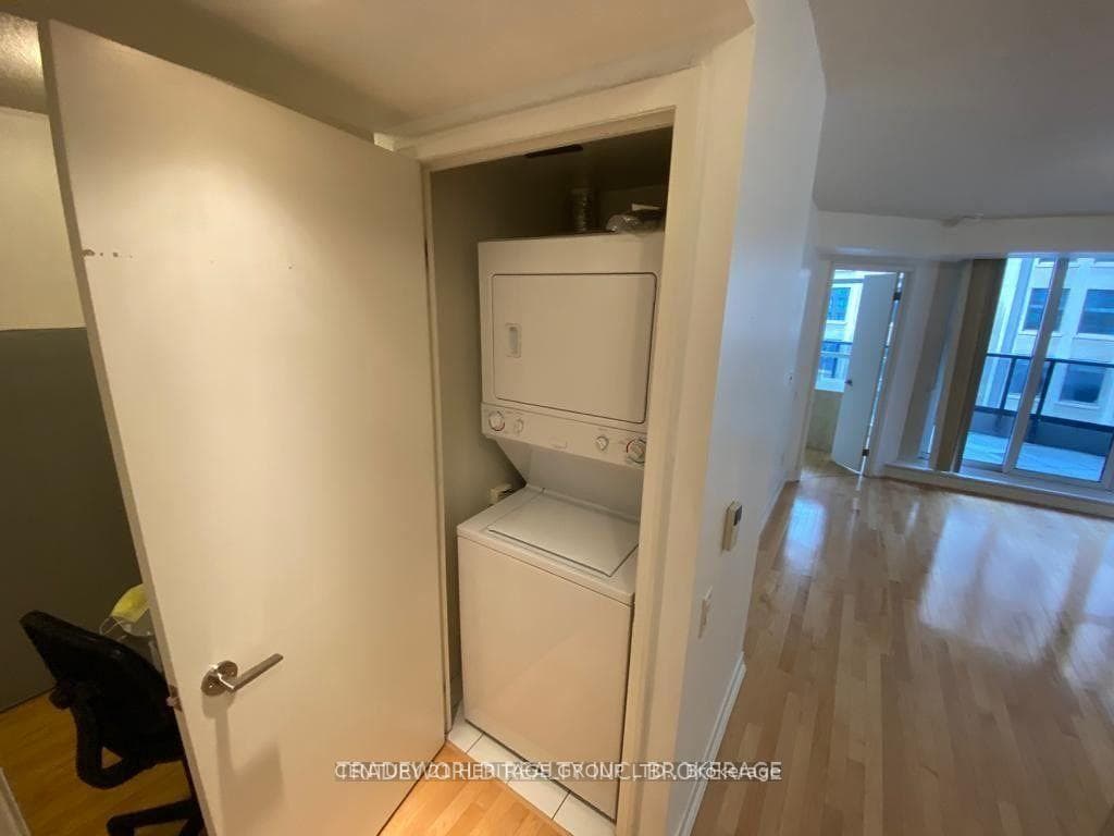 21 Carlton Street Unit 704 photo 12