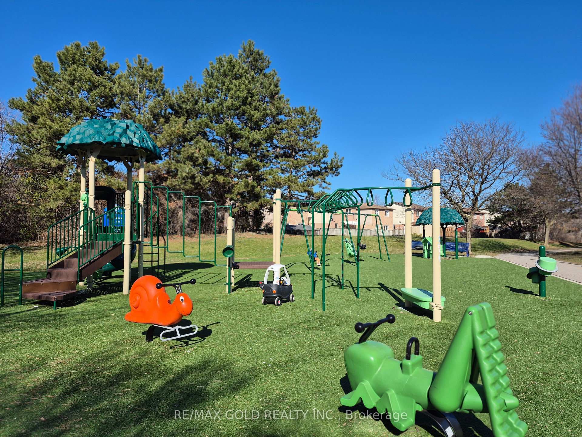 128 Martindale Crescent photo 44