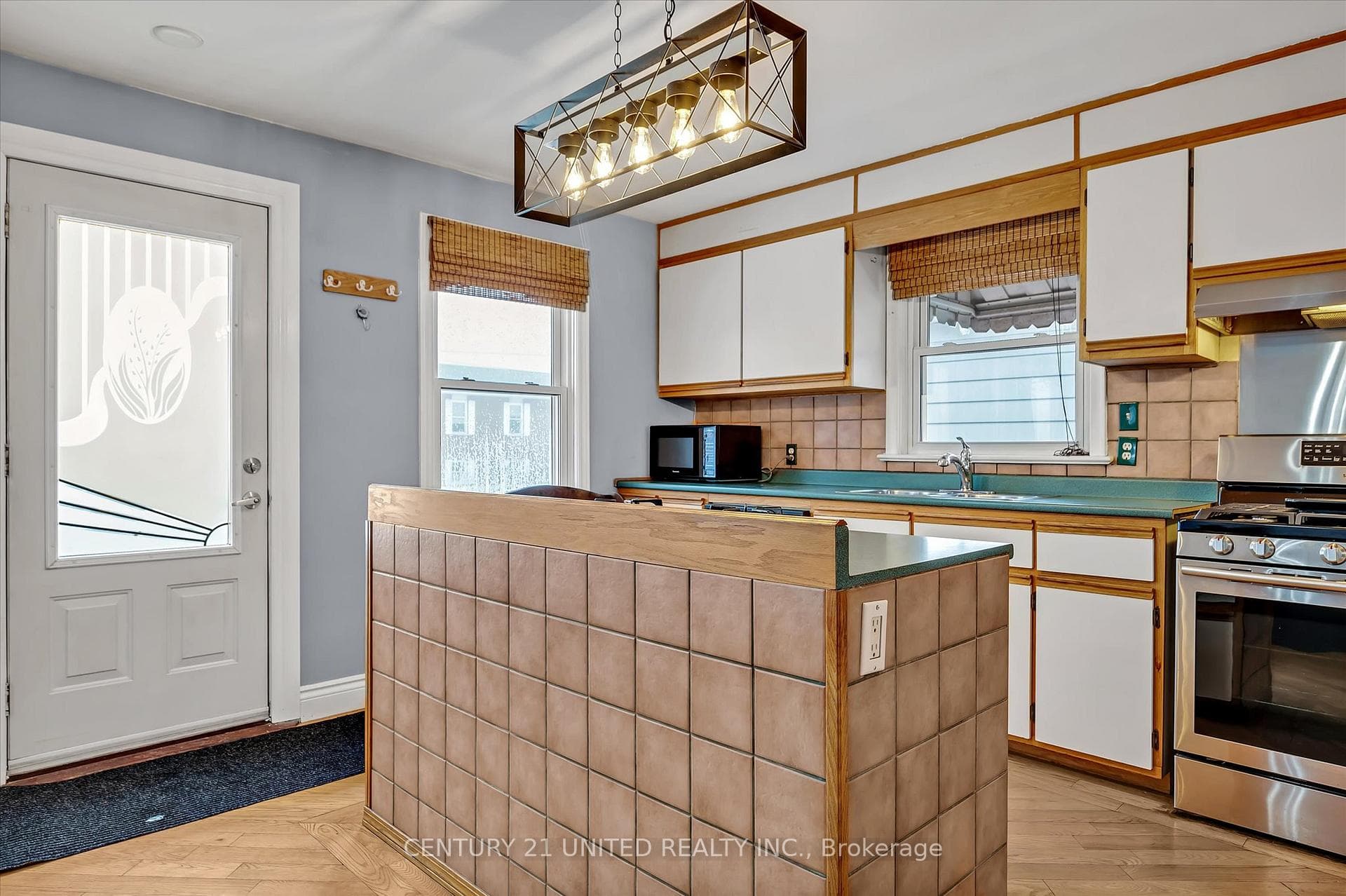 891 Ford Street photo 5