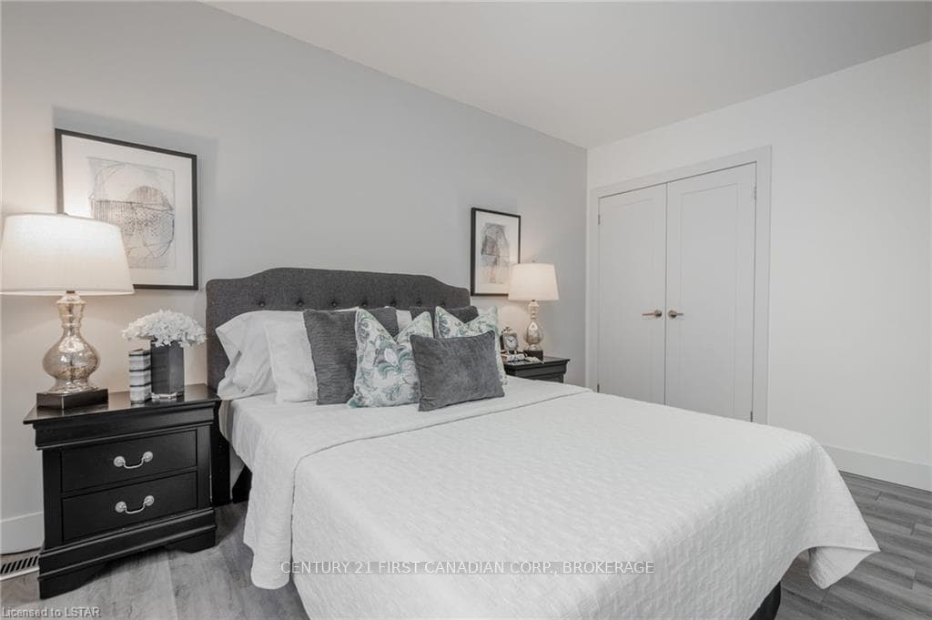 1220 ROYAL YORK Road Unit 51 photo 16