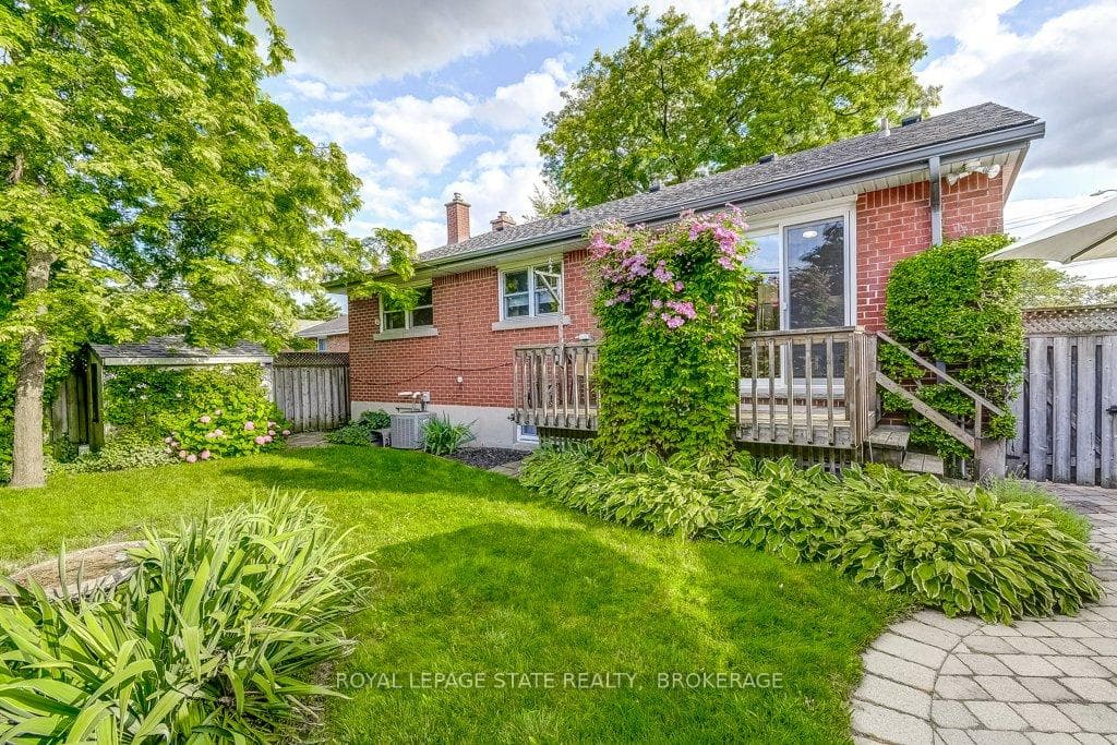 92 FERNWOOD Crescent photo 32