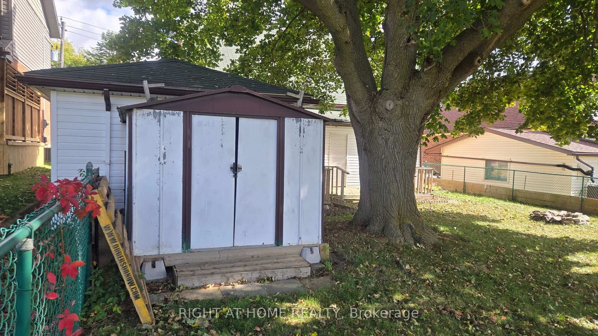 65 Ellis Crescent photo 27