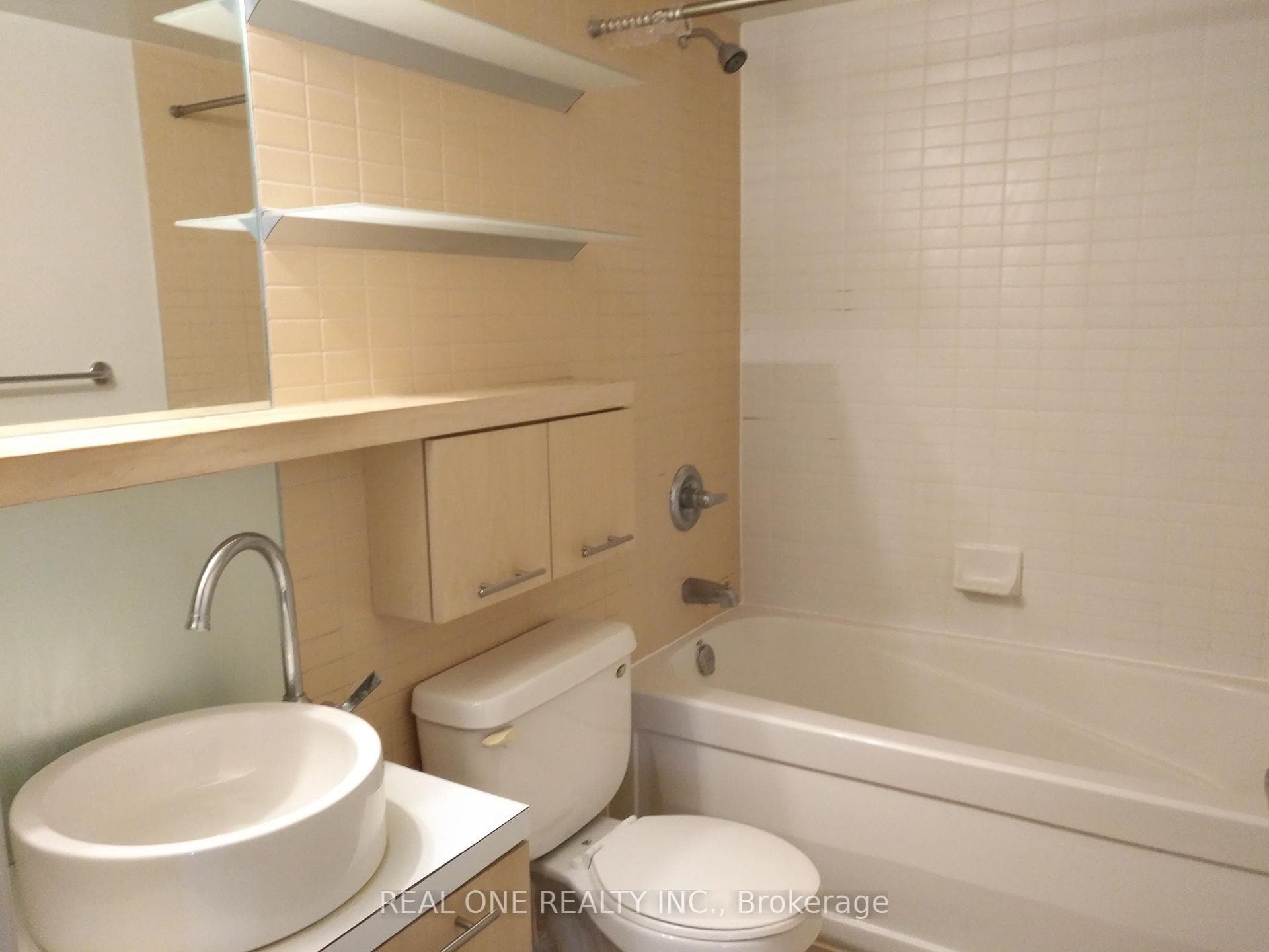 21 Carlton Street Unit 306 photo 5