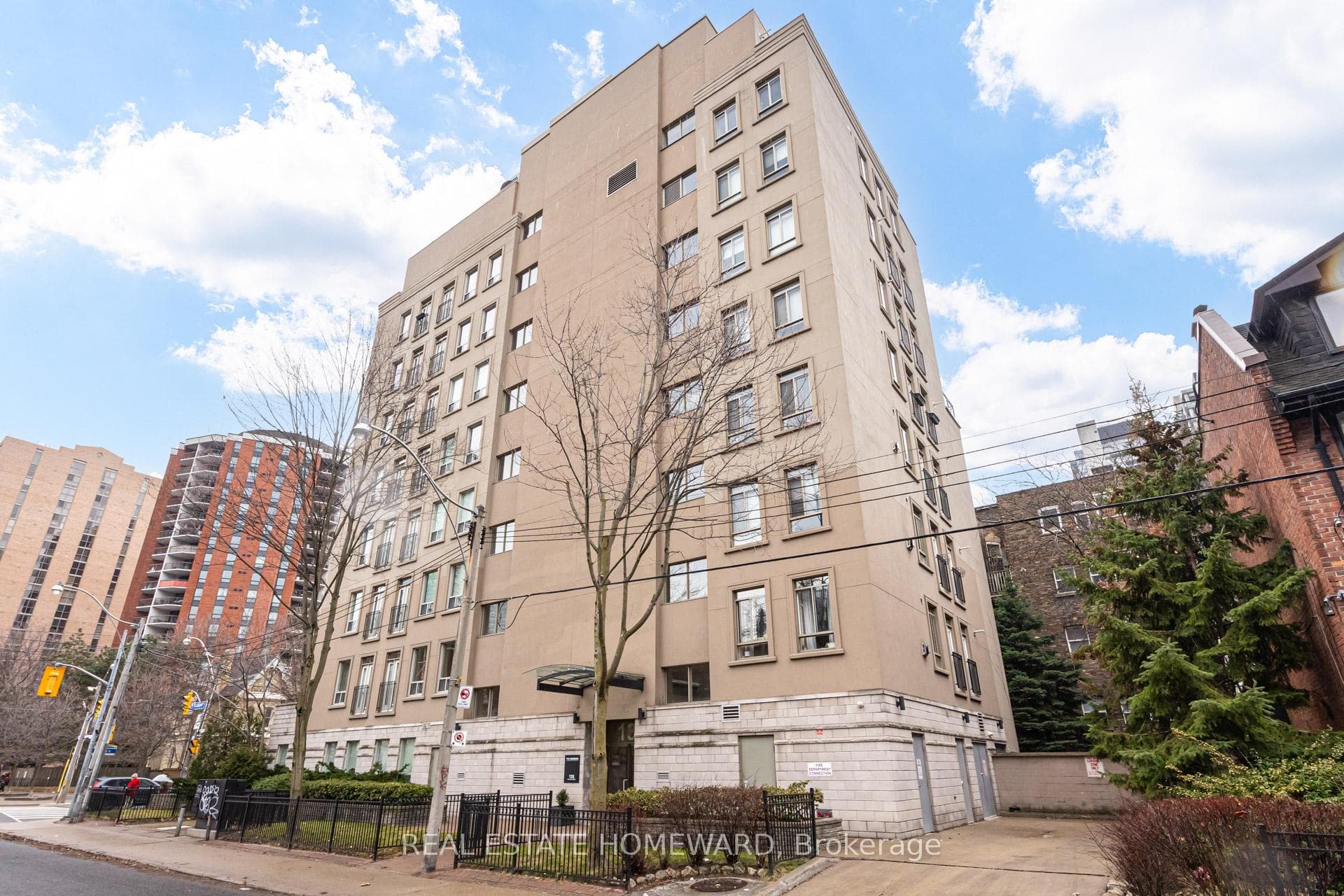 135 Maitland Street Unit 702 photo 2