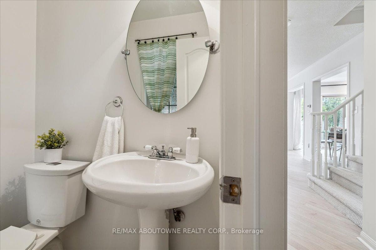 2389 Baintree Crescent photo 36