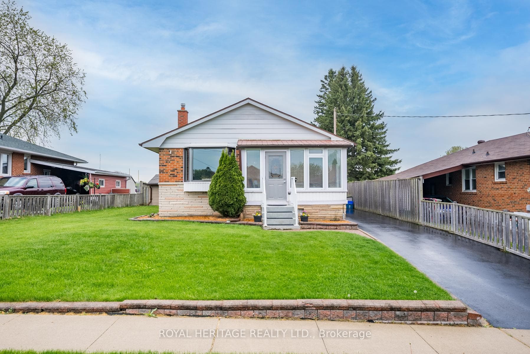 717 Newman Crescent photo 1