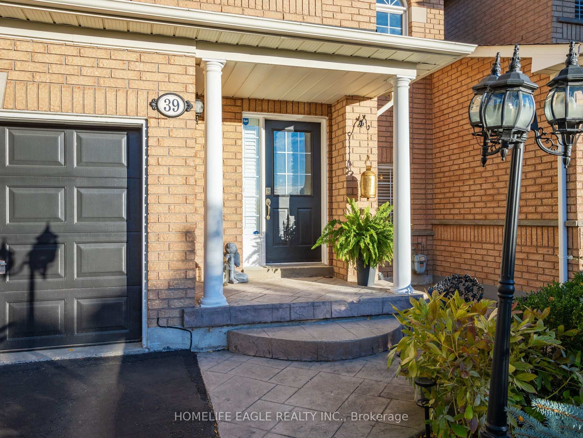 39 Walkview Crescent photo 3