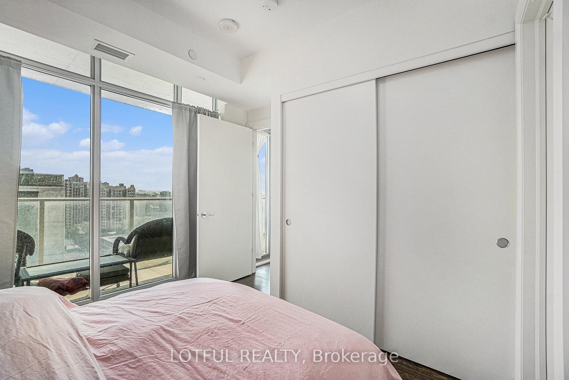 255 BAY Street Unit 1604 photo 11