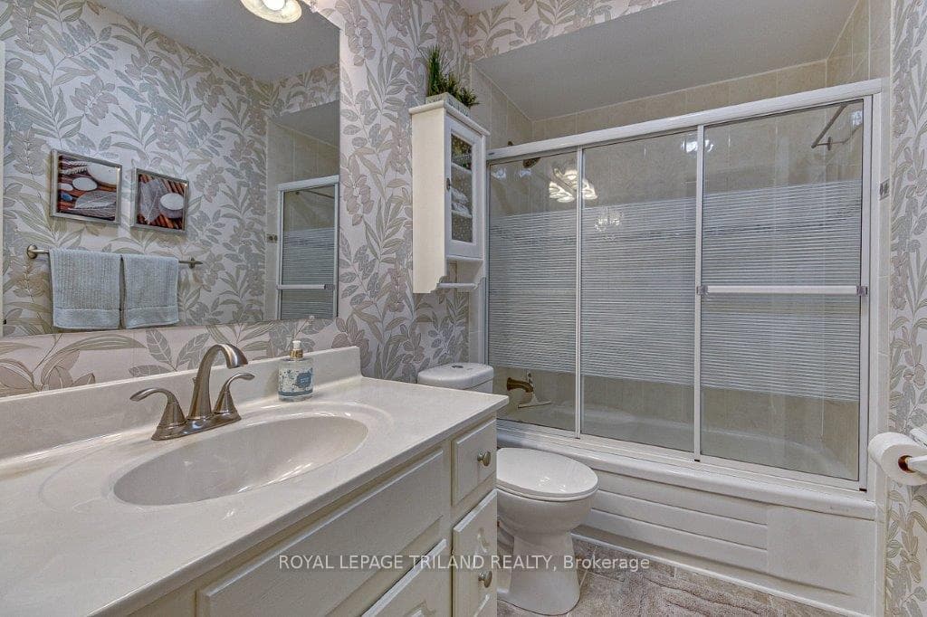 Main Floor 4 Pc Bath