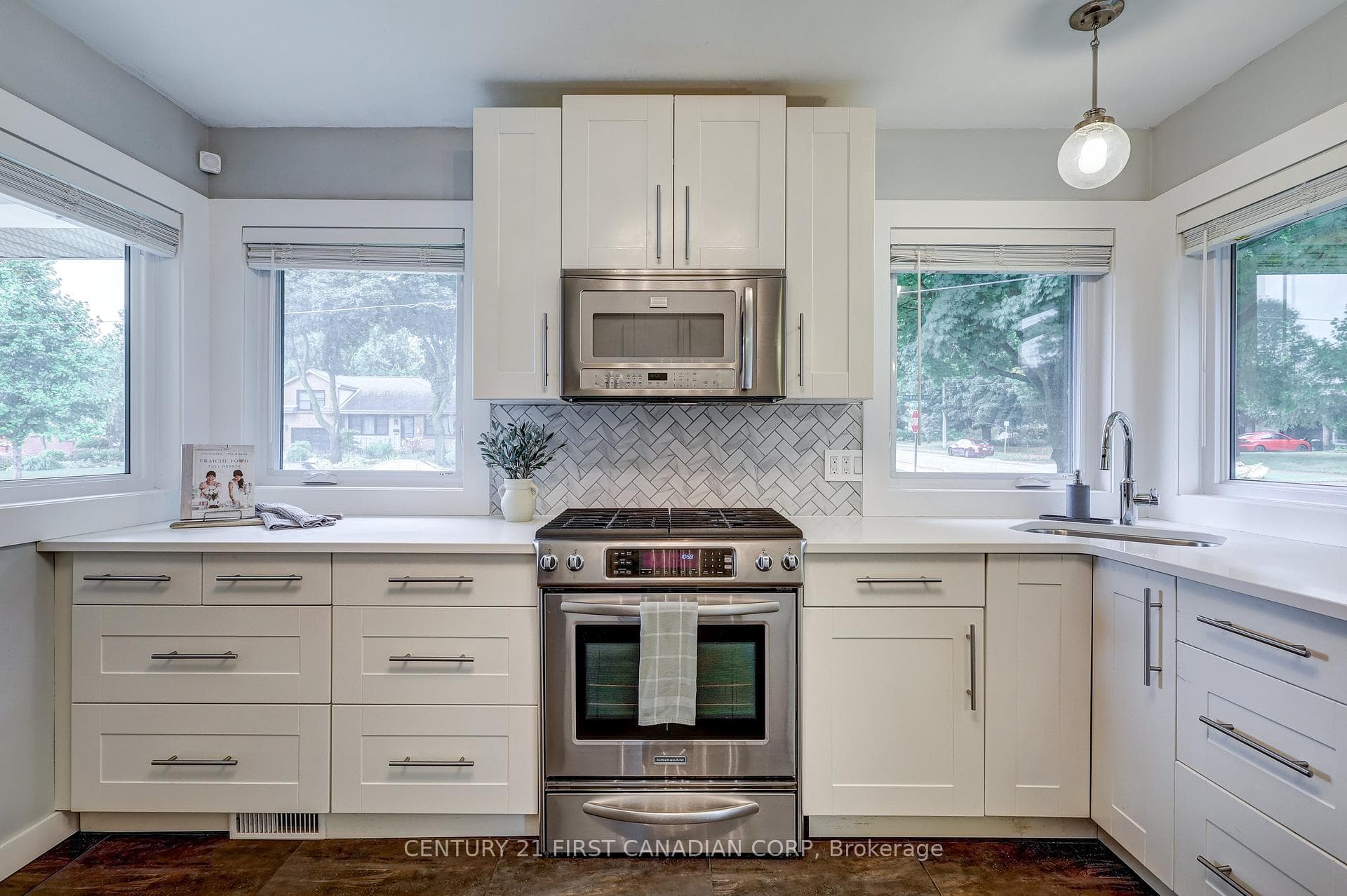 389 MCKEON Avenue photo 25